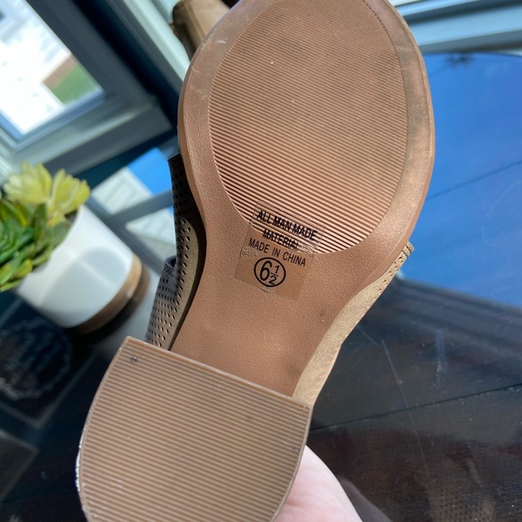 Gently Used Soda Block Heel- Size 6.5 - Picture 6 of 7